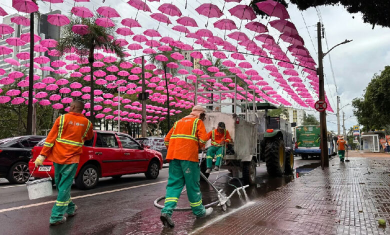 Praça Tamandaré ganha túnel de guarda-chuvas em apoio ao Outubro Rosa