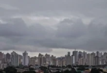 Previsão do tempo em Goiás indica instabilidade e risco de tempestades no domingo de votação
