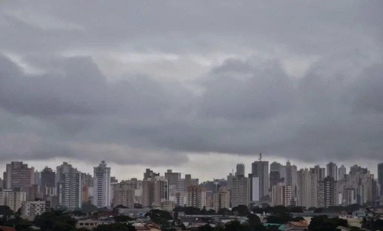 Previsão do tempo em Goiás indica instabilidade e risco de tempestades no domingo de votação