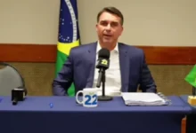 Propaganda eleitoral de Flávio Bolsonaro é transmitida sem áudio na televisão