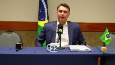 Propaganda eleitoral de Flávio Bolsonaro é transmitida sem áudio na televisão
