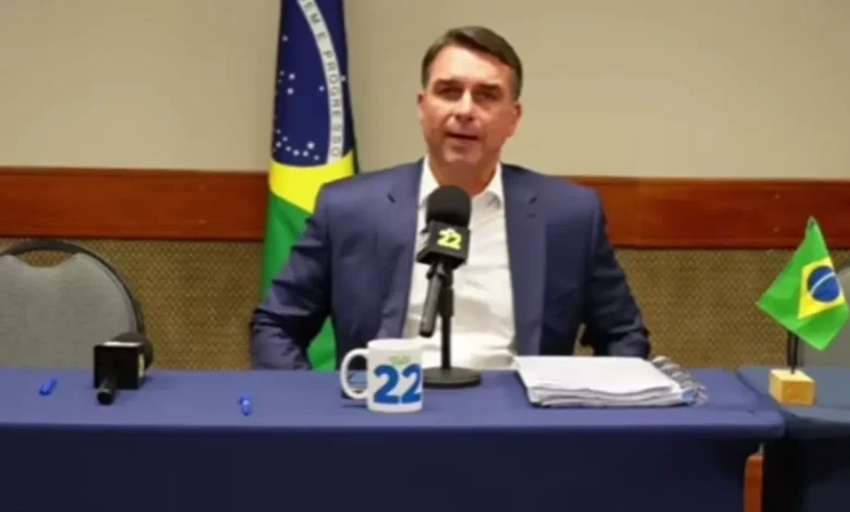 Propaganda eleitoral de Flávio Bolsonaro é transmitida sem áudio na televisão