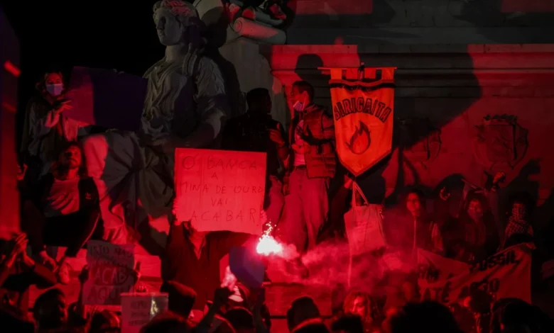 Protestos em Portugal reúnem milhares após operação policial contra acampamentos por moradia