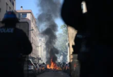 Protestos estudantis na França escalam sob forte repressão policial