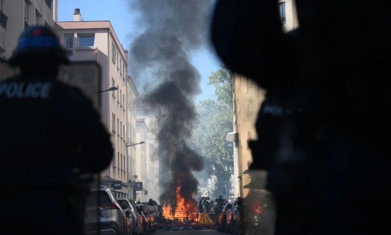 Protestos estudantis na França escalam sob forte repressão policial