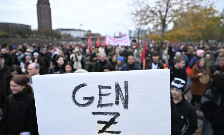 Protestos juvenis tomam ruas europeias contra custo de vida e políticas públicas
