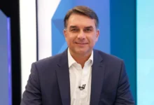 Protestos marcam participação de Flávio Bolsonaro em entrevista na televisão