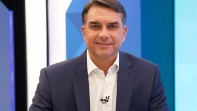 Protestos marcam participação de Flávio Bolsonaro em entrevista na televisão