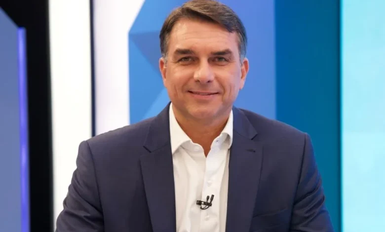 Protestos marcam participação de Flávio Bolsonaro em entrevista na televisão