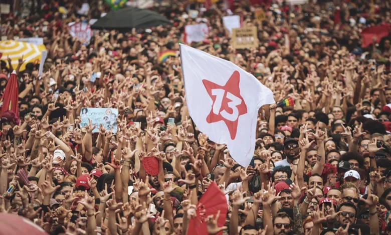 Protestos populares nas ruas marcam a defesa da democracia no Brasil