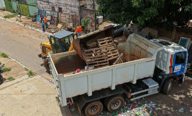 Região Noroeste tem calçada liberada após remoção de 12 toneladas de sucata pela Comurg