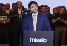 Renan Santos critica cancelamento de debate e aponta fuga de Lula e Flávio Bolsonaro