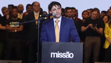 Renan Santos critica cancelamento de debate e aponta fuga de Lula e Flávio Bolsonaro