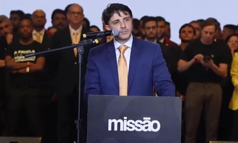 Renan Santos critica cancelamento de debate e aponta fuga de Lula e Flávio Bolsonaro