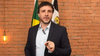 Renan Santos encerra batalha judicial e organiza manifestação em frente à Globo