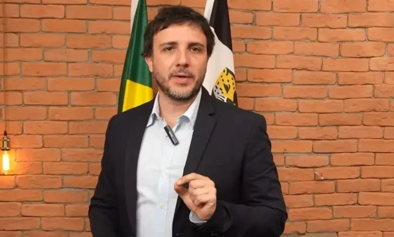 Renan Santos encerra batalha judicial e organiza manifestação em frente à Globo