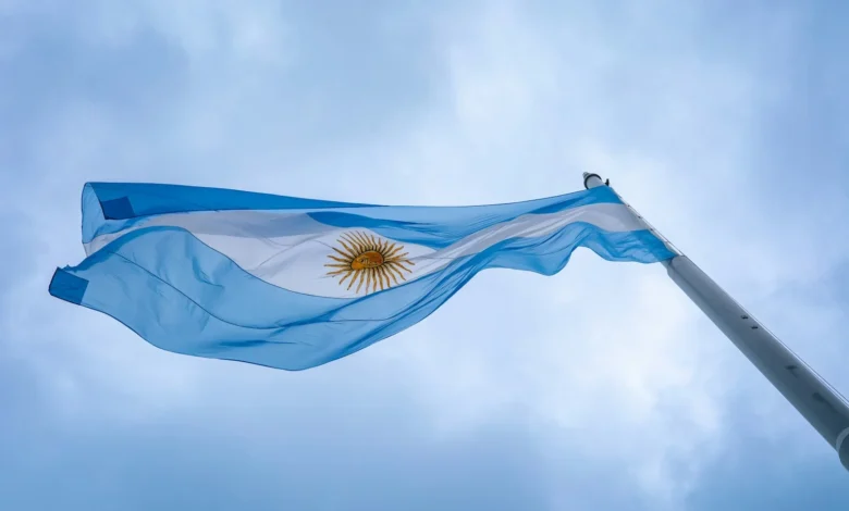 Risco-país da Argentina dispara e atinge o maior patamar em um ano