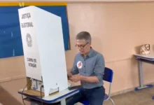 Romeu Zema utiliza aparelhos celulares dentro da cabine de votação em Araxá