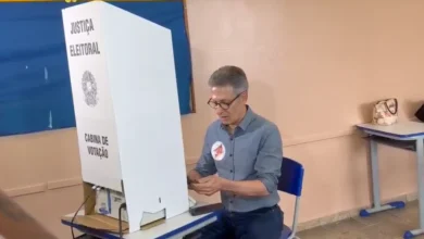 Romeu Zema utiliza aparelhos celulares dentro da cabine de votação em Araxá