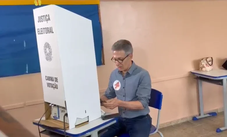 Romeu Zema utiliza aparelhos celulares dentro da cabine de votação em Araxá