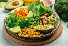 Saladas proteicas nutritivas para um almoço completo e equilibrado