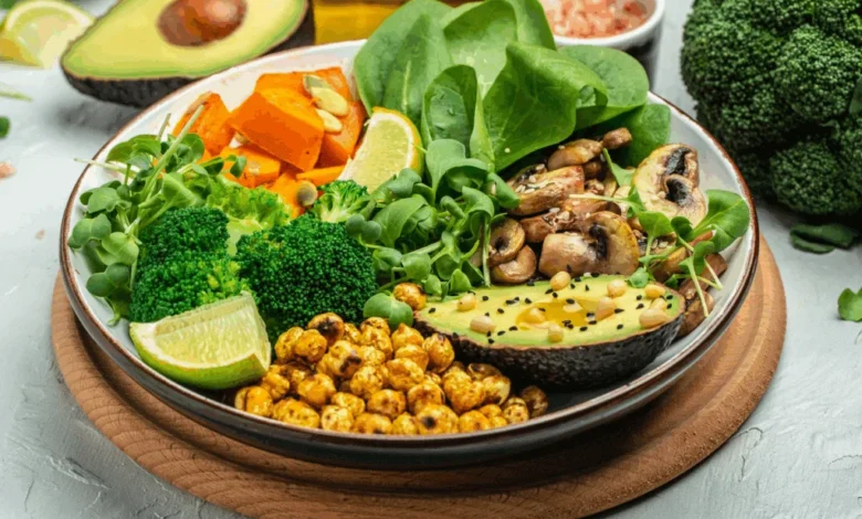 Saladas proteicas nutritivas para um almoço completo e equilibrado