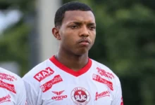 São Luís rescinde contrato de atleta após agressão a jornalista no Goianão