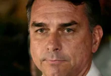 Senador Flávio Bolsonaro deixa o país rumo aos Estados Unidos após ordem de Moraes