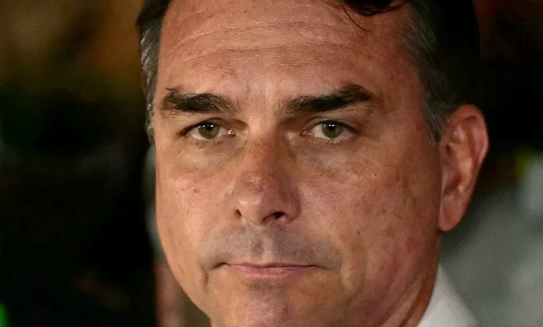 Senador Flávio Bolsonaro deixa o país rumo aos Estados Unidos após ordem de Moraes