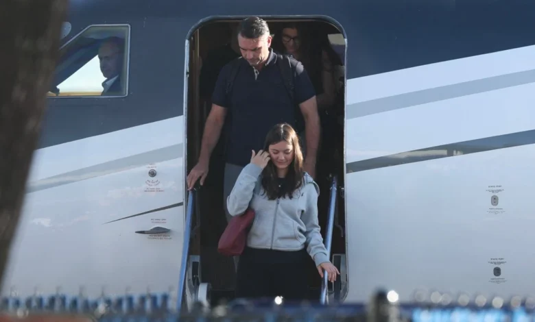 Senador Flávio Bolsonaro desembarca em Miami após deixar o Brasil cruzando a Argentina