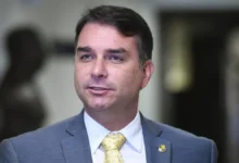 Senador flávio bolsonaro participou de evento em embarcação durante crise sanitária