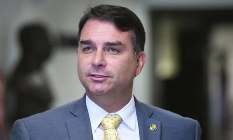 Senador flávio bolsonaro participou de evento em embarcação durante crise sanitária