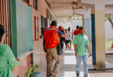 Simulado de evacuação orienta comunidade escolar em unidade de ensino