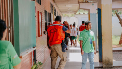 Simulado de evacuação orienta comunidade escolar em unidade de ensino