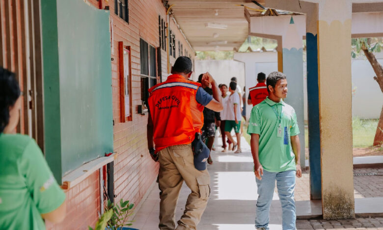 Simulado de evacuação orienta comunidade escolar em unidade de ensino