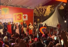 Sob chuva, apoiadores de Lula realizam Ato da Virada em SP com foco na reeleição