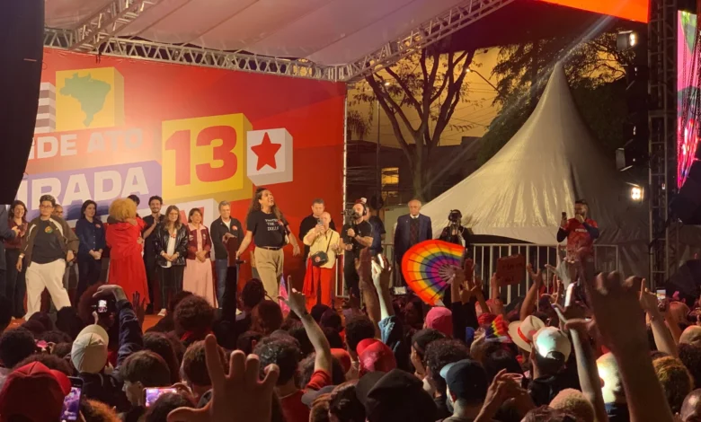 Sob chuva, apoiadores de Lula realizam Ato da Virada em SP com foco na reeleição