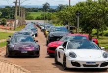 Supercarros reúnem centenas de veículos e aeronaves em encontro exclusivo