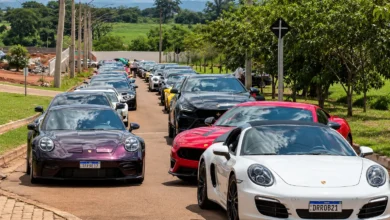 Supercarros reúnem centenas de veículos e aeronaves em encontro exclusivo