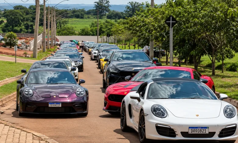 Supercarros reúnem centenas de veículos e aeronaves em encontro exclusivo