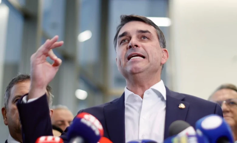 Supremo Tribunal Federal nega existência de mandados contra Flávio Bolsonaro
