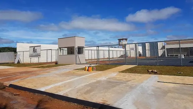 Surto de covid-19 em presídio de Rio Verde infecta 108 pessoas e suspende visitas