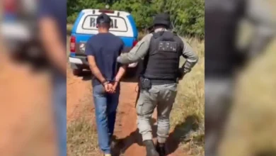 Suspeito é preso pela polícia após esfaquear companheira e tentar fuga em Rio Verde