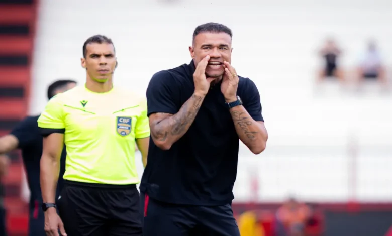 Suspensão de Roger Silva desfalca comando técnico do Atlético em duelo decisivo