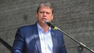 Tarcísio de Freitas questiona Lula após revelações sobre financiamento de documentário