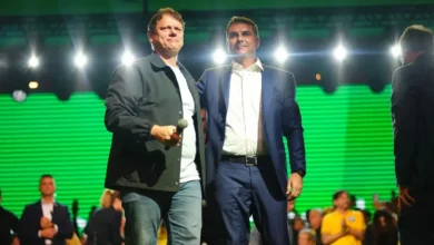 Tarcísio de Freitas reforça aliança política com Flávio Bolsonaro em evento
