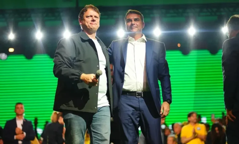 Tarcísio de Freitas reforça aliança política com Flávio Bolsonaro em evento