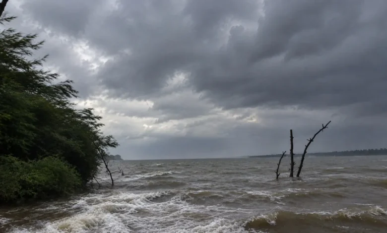 Temporal no rio Araguaia coloca pescadores em situação de risco extremo