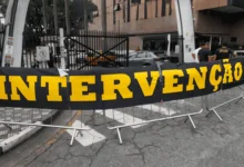 Torcedores do Corinthians protestam no Parque São Jorge por intervenção judicial