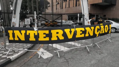Torcedores do Corinthians protestam no Parque São Jorge por intervenção judicial